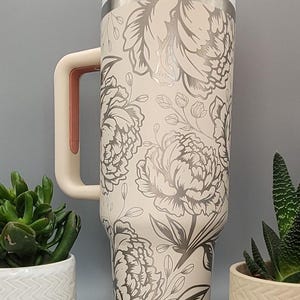 Magnolien Blumen Gravierter 40 Unzen doppelwandiger, isolierter Becher mit Griffen