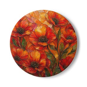 Op de afbeelding: Een cirkelvormig wandkunstobject met een ontwerp in glas-in-loodstijl van levendige rode en oranje klaprozen. Het kunstwerk toont meerdere bloeiende bloemen met donkere harten, verbonden door donkere lijnen, tegen een warme achtergrond.