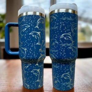Delfiner, under havet, havsgraverad 120 cl dubbelväggig isolerad tumbler med handtag