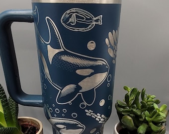 Orka, orka, Under the Sea, oceaanthemamok Gegraveerde 40oz dubbelwandige geïsoleerde beker met handgrepen