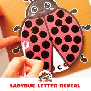 Puede incluir: Una actividad educativa con temática de mariquita que presenta una mariquita de papel roja y negra con puntos circulares. Se utiliza un bastoncillo de algodón blanco para revelar la letra F oculta bajo un punto. El texto MadyBug, LADYBUG LETTER REVEAL y Fun Printable Activity Game for Kids es visible.