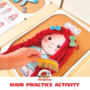 以下が含まれることがあります： 長い赤い毛糸の髪を持つキャラクターが印刷されたヘア練習用アクティビティセット。黄色いプラスチック製の櫛と様々なヘアアクセサリーの切り抜きが含まれています。セットには「HAIR PRACTICE ACTIVITY」と書かれたラベルと、グルーミングツールの小さなイラストが添えられています。
