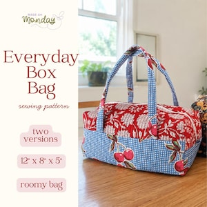 Peut inclure: Un patron de couture pour un sac Everyday Box Bag à motifs floraux rouges et vichy bleu. Le sac mesure environ 30 cm x 20 cm x 13 cm et propose deux versions. Le sac a des poignées bleues et un motif de cerises.