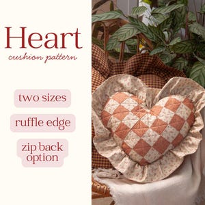 Può includere: Un cuscino a forma di cuore con un design trapuntato nei toni del pesca e crema, con un bordo a balze. Il testo "Heart cushion pattern" è visualizzato sopra il cuscino, con le opzioni "two sizes", "ruffle edge" e "zip back option".