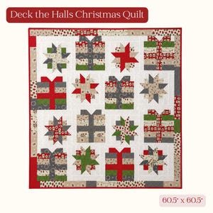 Può includere: Una trapunta quadrata intitolata Deck the Halls Christmas Quilt che misura 153,67 cm per 153,67 cm. La trapunta presenta un motivo a griglia di blocchi alternati a forma di regalo e stella in tessuti rossi, verdi, grigi e crema con stampe natalizie.