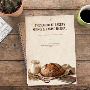 Op de afbeelding: Een beige journal-omslag met de titel The Sourdough Baker's Science & Baking Journal en de ondertitel Track, Experiment, Improve, Bake. De omslag bevat een afbeelding van een glazen pot, een zuurdesembrood, tarwearen en een houten lepel.