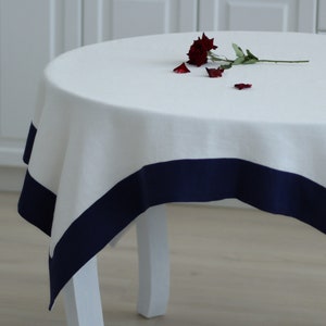 Wit linnen tafelkleed met rand. Natuurlijk linnen tafelkleed. Tafelkleed op maat, verschillende kleuren, maten. Linnen tafelkleed. Groot tafelkleed