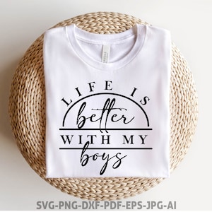 La vita è migliore con i miei ragazzi Svg, Boy Mom Svg, Mom Shirt Design Svg File di taglio per Cricut, Mom Life Svg, Png, Regalo per la festa della mamma