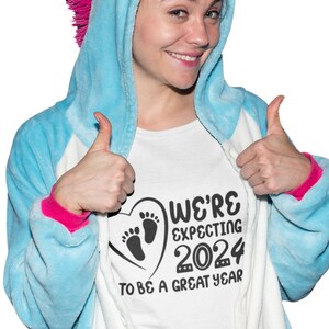 Esperamos que 2024 seja um ótimo ano Svg Png, Gravidez Revelação SVG, Anúncio de bebê de ano novo, Presente de bebê SVG, Arquivos cortados para Cricut Png