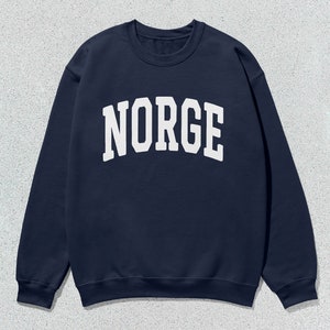 以下が含まれることがあります： 前面に白い文字で「NORGE」がプリントされたネイビーブルーのスウェットシャツです。