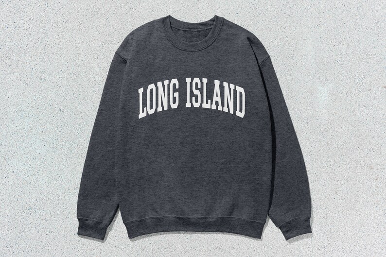 Pu&ograve; includere: Felpa grigio scuro con la scritta "LONG ISLAND" in bianco, a lettere arcuate. La felpa girocollo &egrave; in stile casual, perfetta per l'uso quotidiano. L'immagine &egrave; su uno sfondo neutro.