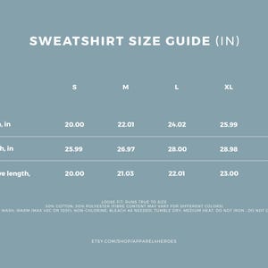 K&ouml;nnte beinhalten: Eine Gr&ouml;&szlig;entabelle f&uuml;r Sweatshirts in Zoll, die die Ma&szlig;e f&uuml;r Breite, L&auml;nge und &Auml;rmell&auml;nge f&uuml;r die Gr&ouml;&szlig;en S, M, L, XL und 2XL zeigt. Die Tabelle enth&auml;lt den Text "Loose fit runs true to size".