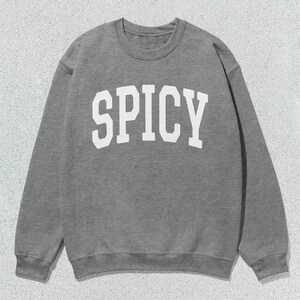 Może przedstawiać: Szara bluza z nadrukiem "SPICY" w kolorze białym na przodzie.
