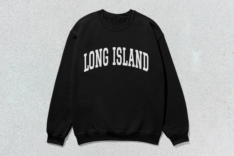Pu&ograve; includere: Felpa nera girocollo con la scritta bianca "LONG ISLAND" a forma di arco. La felpa &egrave; di colore nero pieno e ha maniche lunghe. Lo sfondo &egrave; grigio maculato.