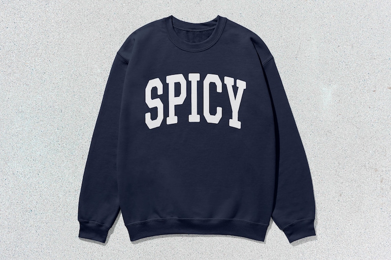 Może przedstawiać: Szarfa w kolorze granatowym z nadrukiem "SPICY" w kolorze białym z przodu.