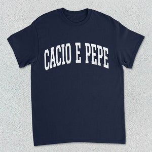 Puede incluir: Una camiseta azul marino con texto blanco que dice "Cacio e Pepe".