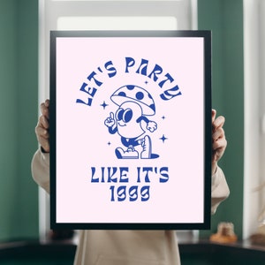 Puede incluir: Un estampado enmarcado con un fondo rosa claro y texto azul. El texto dice "LET'S PARTY" encima de un personaje de hongo de dibujos animados y "LIKE IT'S 1999" debajo. La seta tiene un gorro de lunares y está haciendo una señal de aprobación.