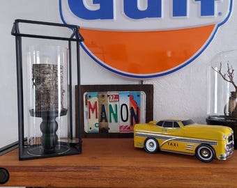 Personalized gift with a vintage US license plate on recycled wood, a unique gift idea. Name, message, birthday, date – all messages are possible.