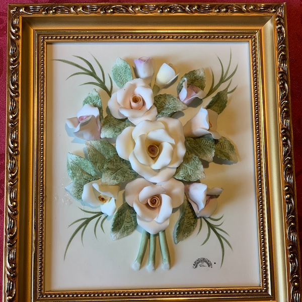 CAPODIMONTE porcellane fiori pittura in cornice di legno 25.5 alto 22.5 larghezza con certificato. Capodimonte porcelain painting Italy