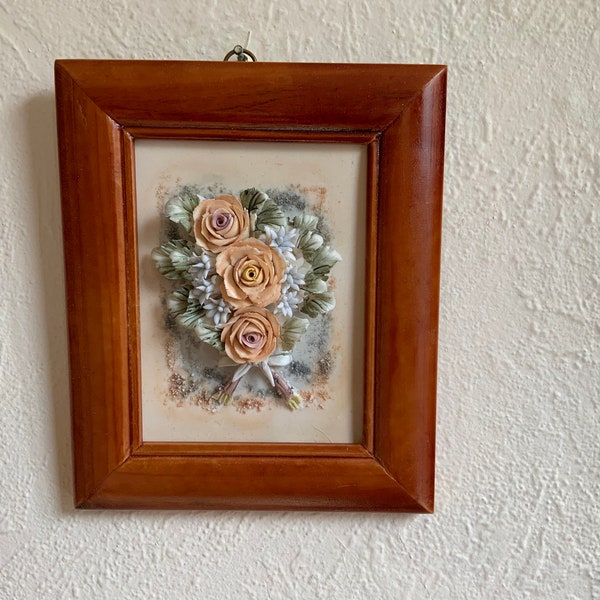 Capodimonte porcellane pittura di fiori cornice di legno con certificato. Capodimonte porcelain painting handmade Italy