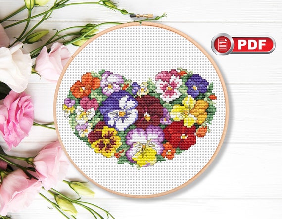 Cœur de pensées au point de croix, motif fleurs au point de croix