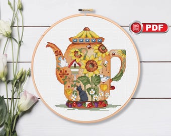 Puede incluir: Un patrón de punto de cruz de una tetera colorida con un girasol, un pájaro y otros diseños florales. La tetera está rodeada de un fondo blanco.