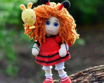 Padrão de boneca joaninha de crochê: Amigurumi menina com balão (PDF em inglês)