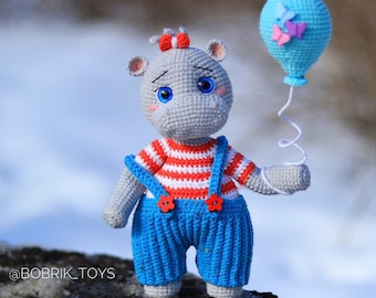 Padrão de crochê de hipopótamo: Brinquedo amigurumi Gloria com balão (PDF em inglês)