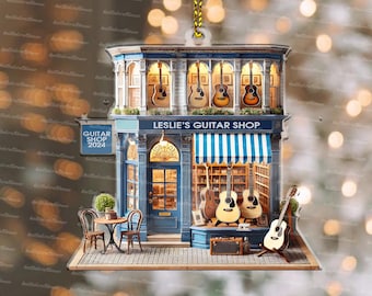 Może przedstawiać: Szczegółowa ozdoba w kształcie sklepu z gitarami, z niebiesko-białym paskowanym markizą i napisem "Leslie's Guitar Shop". Sklep wystawia gitary w oknach i wewnątrz. Znak głosi "Guitar Shop 2024".