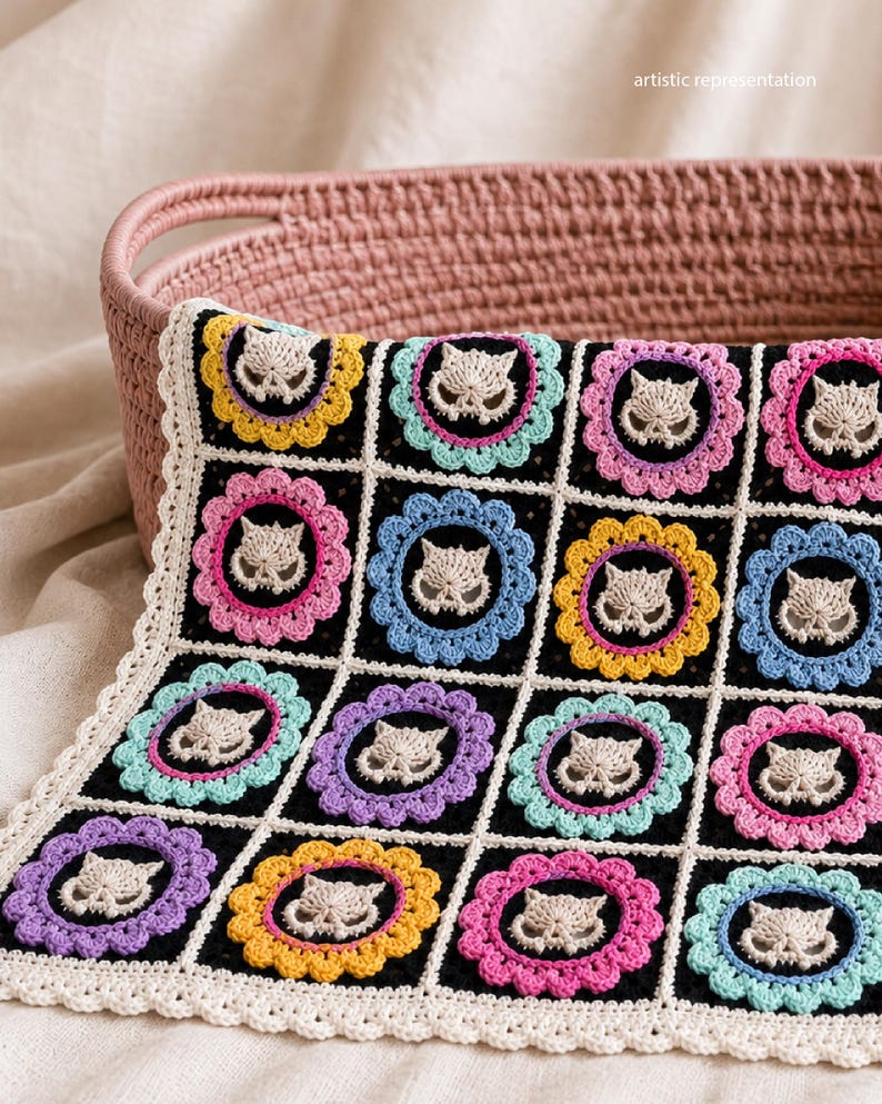 Peut inclure: Une couverture au crochet faite &agrave; la main avec un motif de visage de chat. Chaque carr&eacute; noir est orn&eacute; d'un visage de chat cr&egrave;me entour&eacute; d'anneaux roses, bleus, jaunes et violets. La couverture est bord&eacute;e d'une bordure cr&egrave;me.