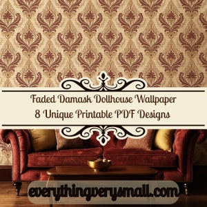 Op de afbeelding: Een kamer met een rode bank, een houten salontafel en behang met patronen. Het behang heeft een herhalend damastontwerp in bruine en beige tinten. De afbeelding bevat de tekst "Faded Damask Dollhouse Wallpaper" en "8 Unique Printable PDF Designs."