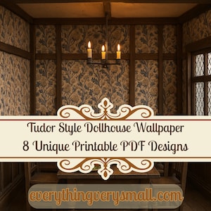 Puede incluir: Papel pintado para casa de muñecas estilo Tudor con 8 diseños PDF imprimibles únicos. La imagen muestra un comedor en miniatura con papel pintado floral en tonos azules y beige. Se ven una pequeña mesa y sillas de madera, junto con una lámpara de araña con velas encendidas.