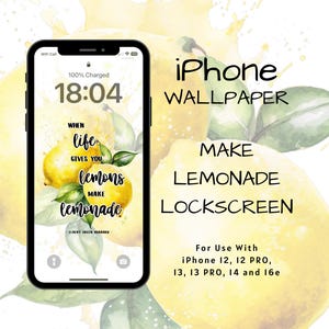 Può includere: Un iPhone con un blocco schermo con un design di limoni ad acquerello e la citazione "Quando la vita ti dà limoni, fai la limonata". L'immagine include il testo "iPhone Wallpaper" e "Make Lemonade Lockscreen".