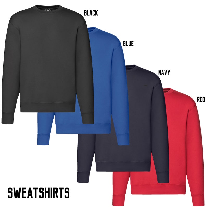 Pode incluir: Cinco sweatshirts de gola redonda em diferentes cores: preto, azul, azul marinho e vermelho. As sweatshirts est&atilde;o dispostas em uma fileira, com a sweatshirt preta na frente e a sweatshirt vermelha atr&aacute;s. A palavra "SWEATSHIRTS" est&aacute; impressa abaixo das sweatshirts.
