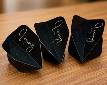 Personalisierte Dart Flights – 3er Set mit Gravur | Dein Name oder Unterschrift auf Dart Zubehör | Geschenk für Dartspieler