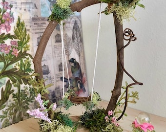 Columpio de jardín de hadas hecho a mano / Decoración en miniatura de musgo y ramitas