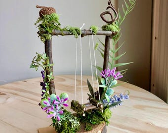 Columpio de hadas de lavanda hecho a mano / Decoración de jardín en miniatura con temática de bosque