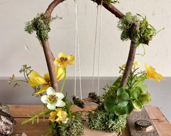 Columpio de jardín de hadas en miniatura hecho a mano / Decoración de musgo y ramitas