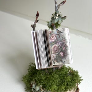Suporte para livros em forma de livro de fadas e sicômoro com detalhes em líquen e musgo artificial, feito à mão e peça única.