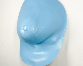 Ella / Escultura de seno azul