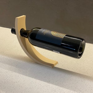 ワインボトルホルダー | 3Dプリント | 木製PLA | ワインボトルスタンド | イリュージョン | ギフト | 男性へのギフト | 女性へのギフト | モダン | バーの誕生日ギフト