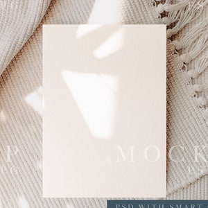 Minimalistische kaart mockup, neutrale mockup, kaart mockup sjabloon, 5x7 'kaart mockup, instant download, PSD smart object en JPEG mockup
