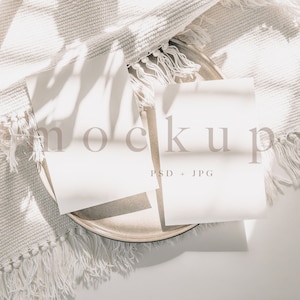 Modernes Einladungsmodell, 5x7 Kartenmockup, Hochzeitsmockup, leere weiße Karte, Hochzeitsbriefpapier, Grußkartenmodell