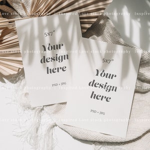 Minimalistisches Einladungsmodell, 5x7 Doppelkarten-Mockup, Hochzeitseinladungen Mockup-Reihe, zwei Boho-Karten-Mockups, einfache Karte-Mockup-Reihe