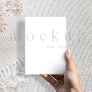 Bruiloft uitnodiging mockup, bruiloft mockup, minimalistische wenskaart mockup, kaart mock up, hand mockup, slimme object mockup, mockup papier