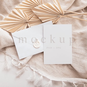 Mockup di inviti e buste, mockup di cancelleria, mockup di carte 5x7 con busta, mockup di nozze, mockup di inviti, mockup di biglietti di auguri, 0010