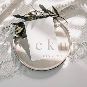 5x7 kaart mockup Smart Object, wenskaart mockup eenvoudig wit, minimale bruiloft mockup, lege witte kaart, boho wenskaarten mockup 0027