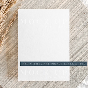 Minimalistische 5x7-kaart mockup, neutrale mockup op effen achtergrond, bruiloft mockup sjabloon, ansichtkaart mockup bevat PSD smart object en JPEG