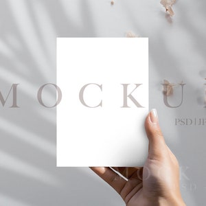 Uitnodiging mockup, minimalistische bruiloft mockup, wenskaart mockup, Boho Card mock up, hand met kaart mockup, Smart Object mockup, mockup