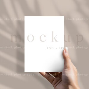 Wenskaart Mock up, 5x7 Card Mockup, Smart Object Mockup, Minimalistische Handkaart Mockup, Eenvoudige Witte Bruiloft Uitnodiging Mockup, Mock ups